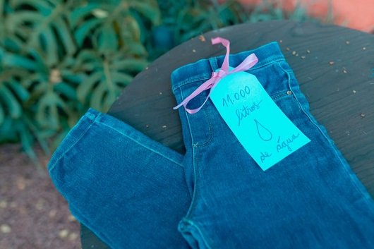 Litros de agua em uma calca jeans